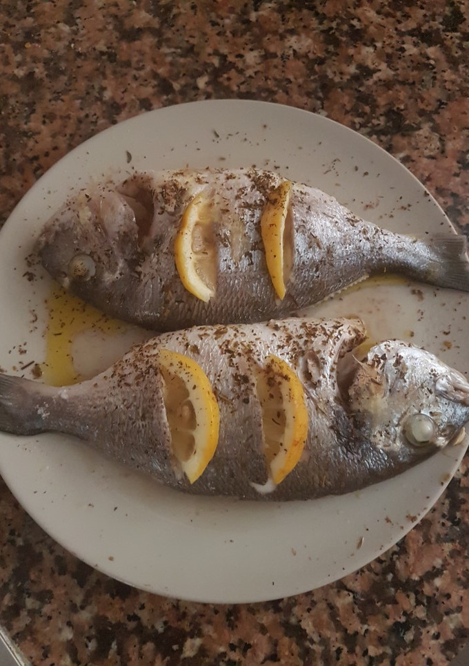 Una foto de Dorada para dos, con amor