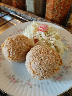 Una foto de Bomba de papa rellena de queso al horno 🥔