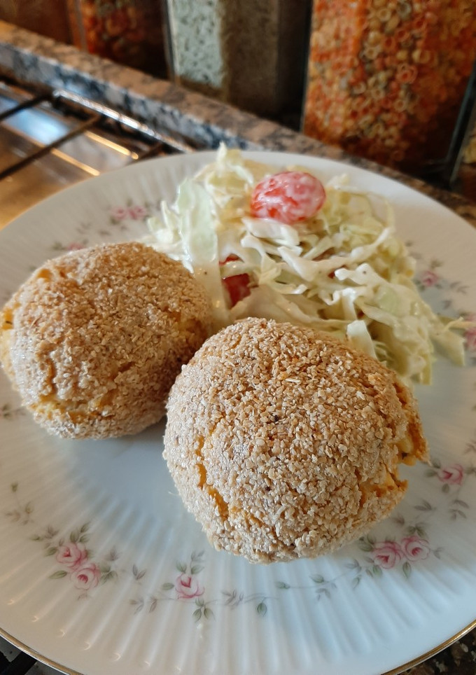 Una foto de Bomba de papa rellena de queso al horno 🥔