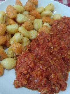 Una foto de Ñoquis de patata y calabaza salteados con boloñesa. l❤️🇮🇹