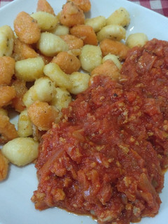 Una foto de Ñoquis de patata y calabaza salteados con boloñesa. l❤️🇮🇹