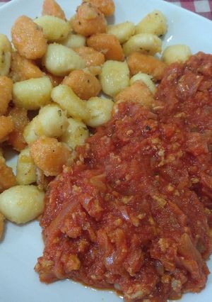 Una foto de Ñoquis de patata y calabaza salteados con boloñesa. l❤️🇮🇹
