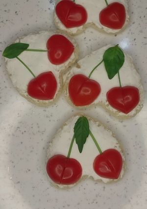 عکسی از دستور قلبهای خوشمزه با گوجه گیلاسی 🍅🍞