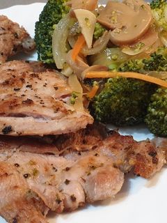 Una foto de Brócoli salteado con pechuga de pavo a la plancha