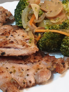 Una foto de Brócoli salteado con pechuga de pavo a la plancha