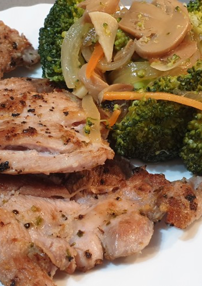 Una foto de Brócoli salteado con pechuga de pavo a la plancha