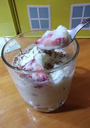 Una foto de Milk shake de vainilla con frutillas