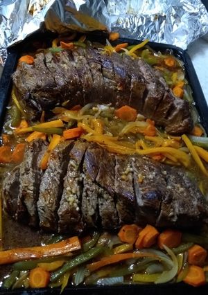 Una foto de Colitas de cuadril al horno con verduras/