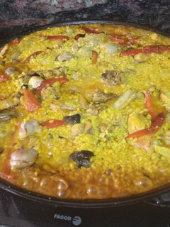 Una foto de Paella de conejo y pollo