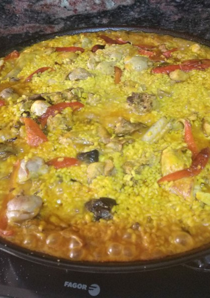 Una foto de Paella de conejo y pollo