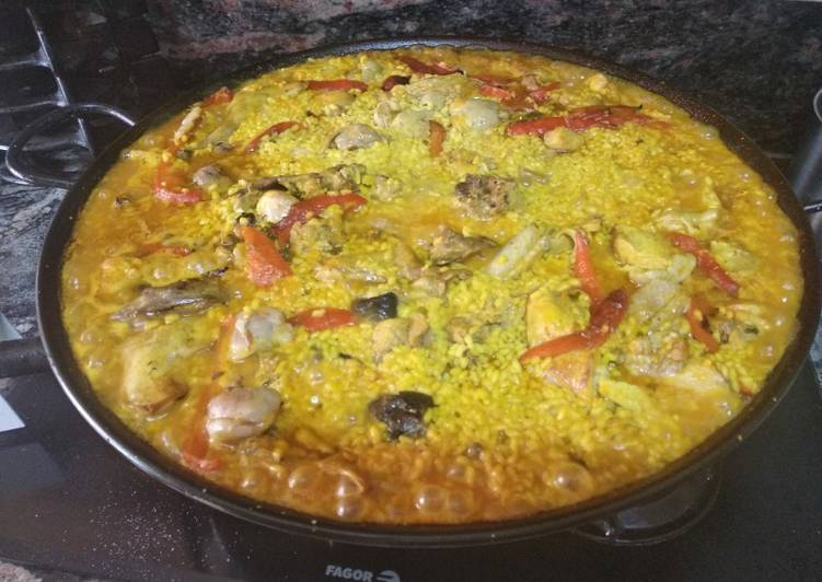 Paella de conejo y pollo