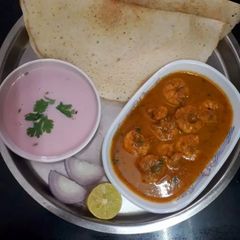 A picture of Dapolikar's style spicy prawns masala with daboli😋.