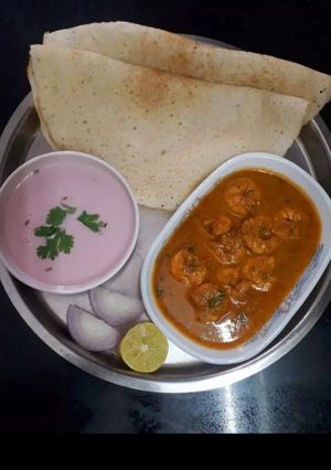 A picture of Dapolikar's style spicy prawns masala with daboli😋.