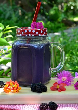Una foto de Smoothie de moras, yogur y miel😍