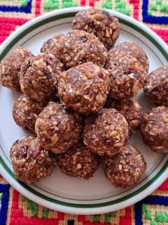 Una foto de Bolitas energéticas de nuez y cacao