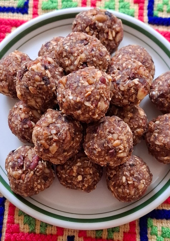 Una foto de Bolitas energéticas de nuez y cacao