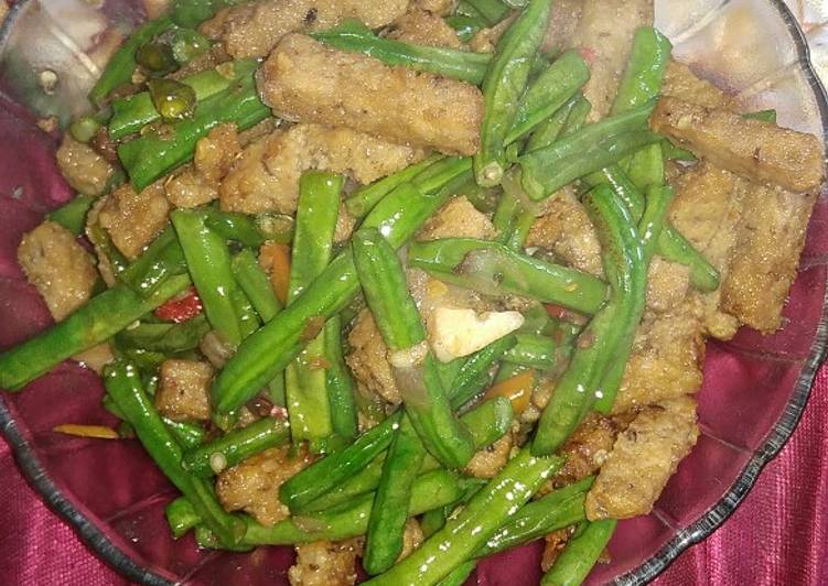 Tumis oncom kacang panjang