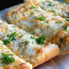 Una foto de Pan de ajo y queso gratinado