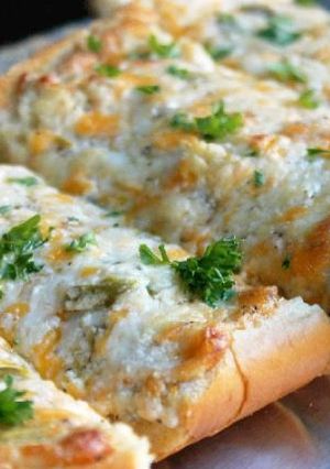 Una foto de Pan de ajo y queso gratinado
