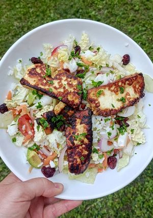 Une photo de 🌿Halloumi grillé en salade