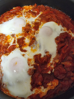Una foto de Shakshuka de huevos con tomate