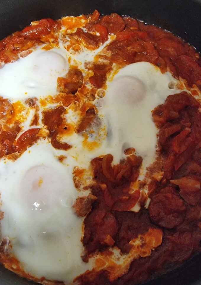 Una foto de Shakshuka de huevos con tomate