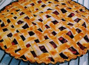 Una foto de Cherry pie, con helado de vainilla🍒