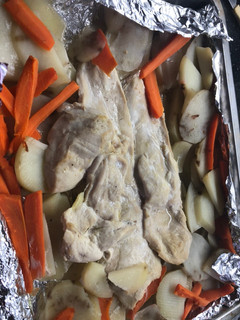 Una foto de Pollo al horno con papas y Zanahorias