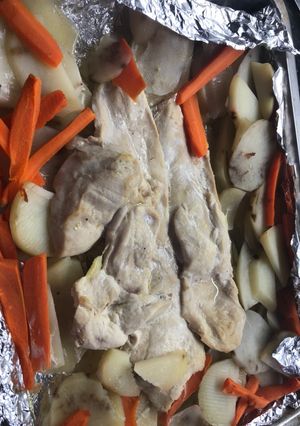 Una foto de Pollo al horno con papas y Zanahorias