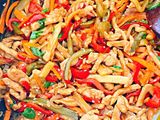 Piept de Pui cu Legume în Sos de Soia