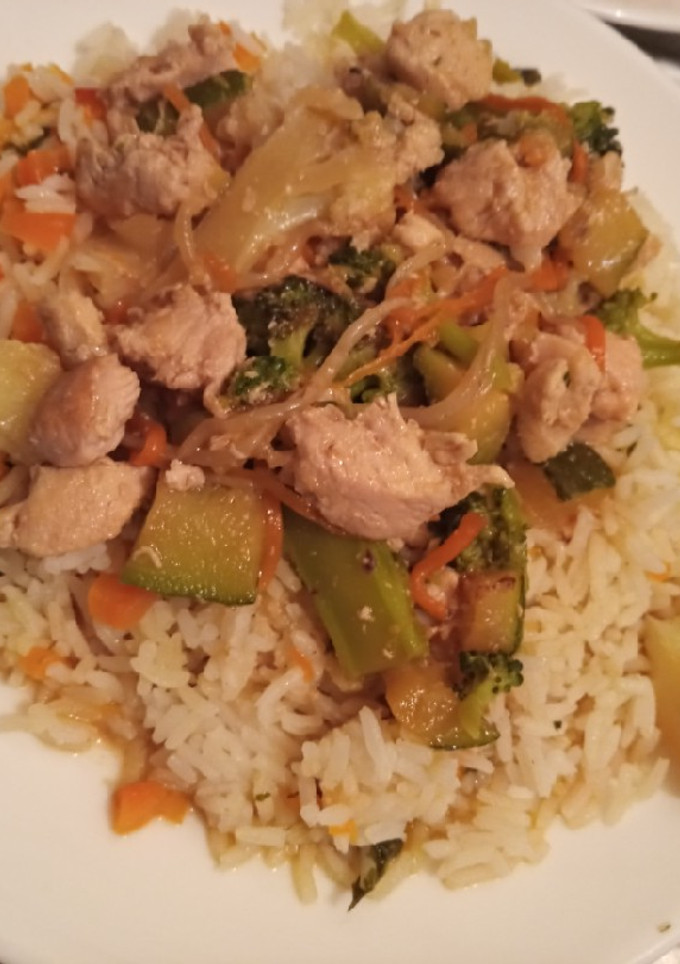 Una foto de Chapsui de pollo con arroz