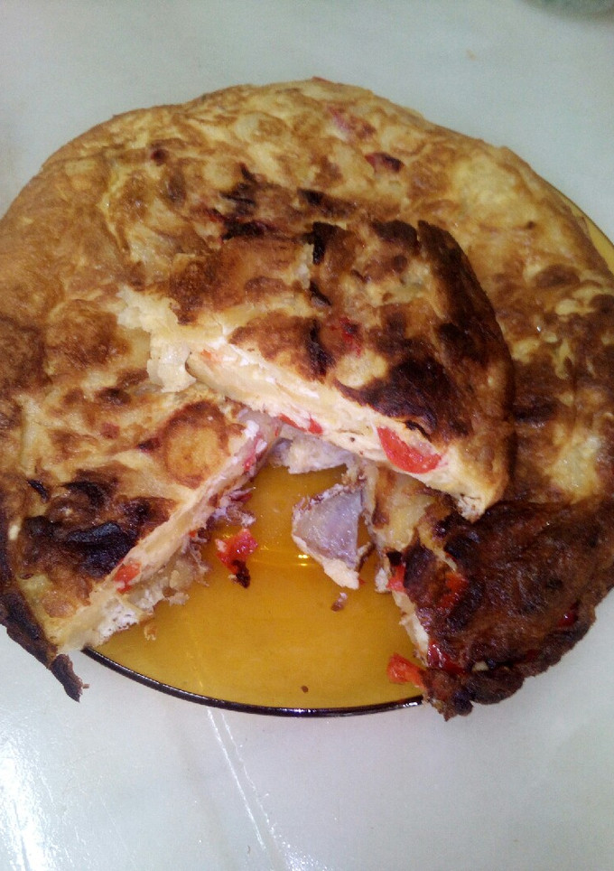 Una foto de Tortilla de patata con pimiento rojo
