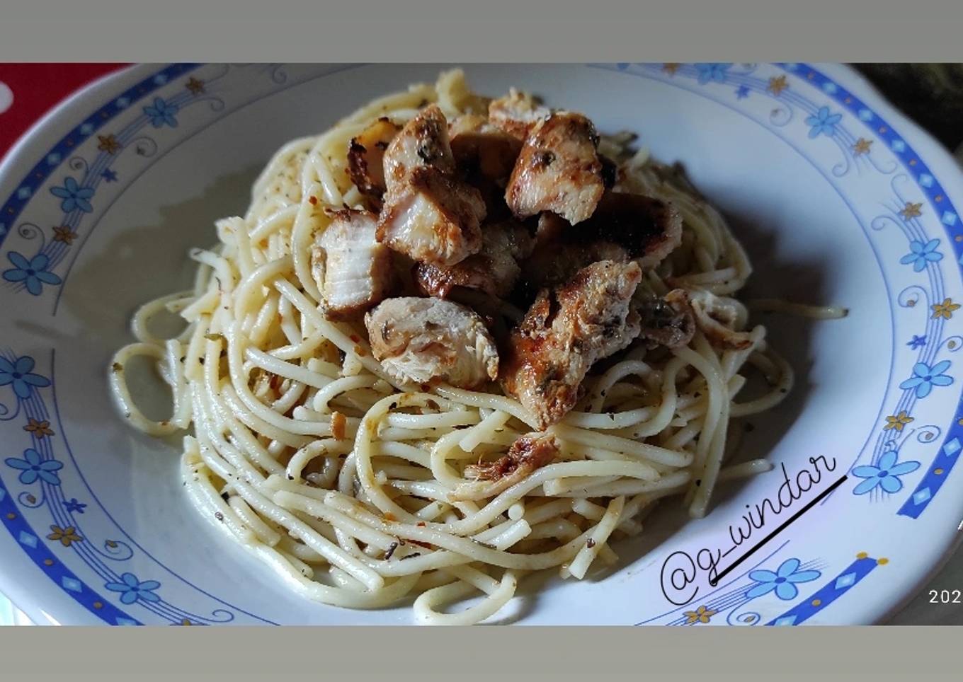Spaghetti Aglio e Olio dengan Italian herbs chicken grill