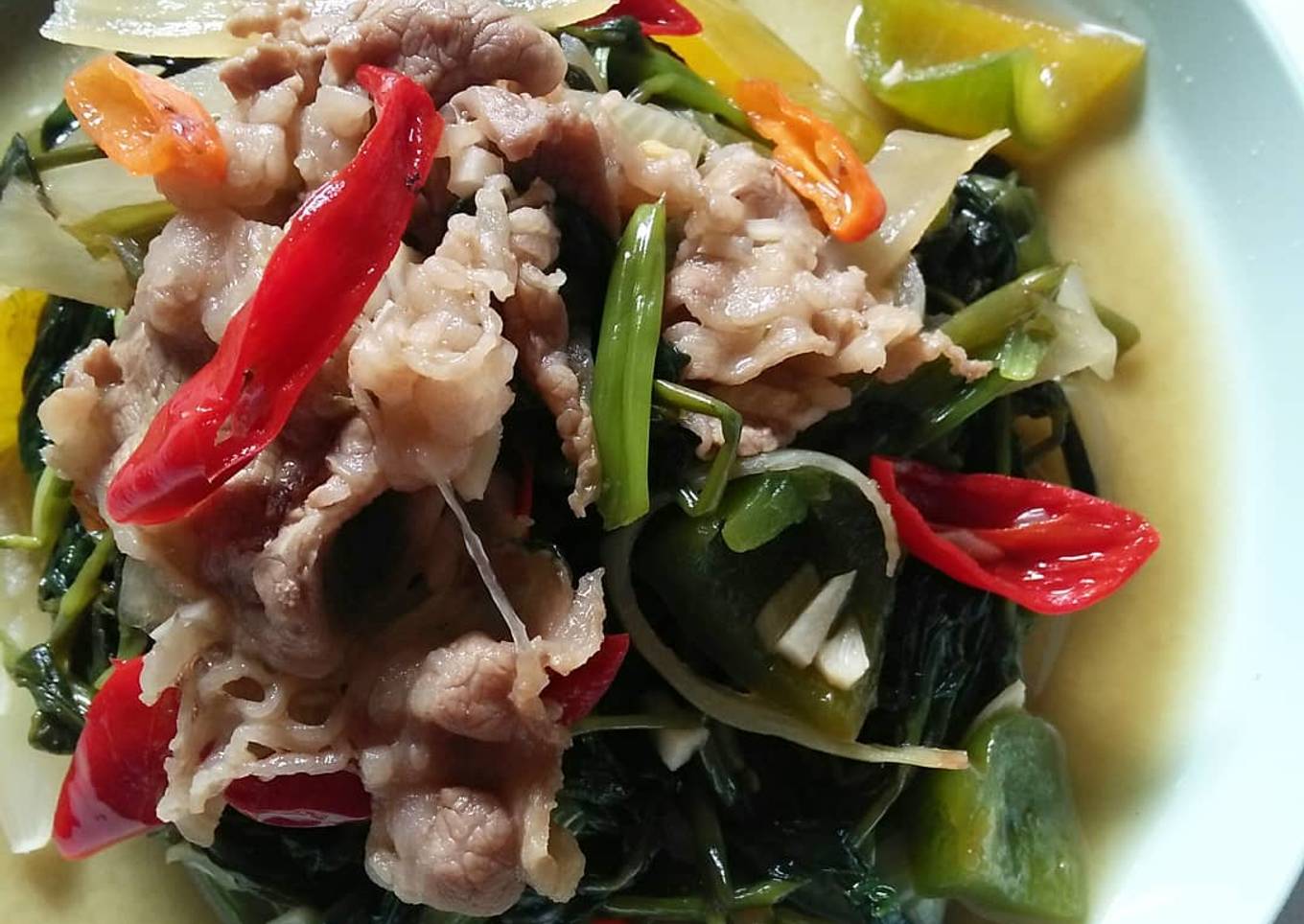 Hidangan pendek berisi sekitar daging sapi tumis dengan kol hitam