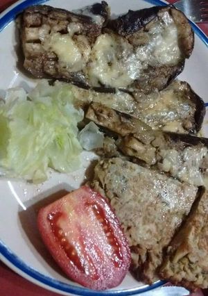 Una foto de Berenjenas en la parrila del horno con revuelto de coliflor