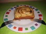 Una foto de rolls de canela con nueces