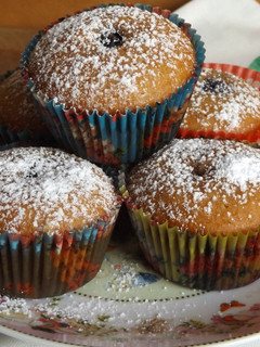 Una foto de Muffins de arándanos azules y naranja