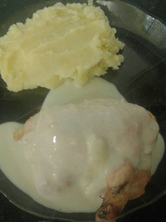 Una foto de Pechuga rellena con salsa blanca