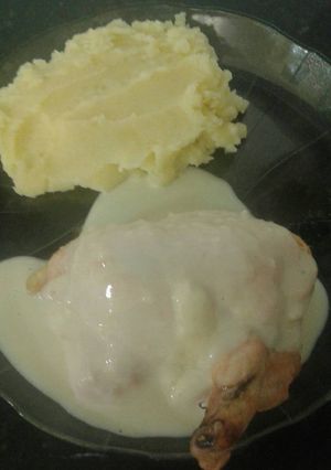 Una foto de Pechuga rellena con salsa blanca