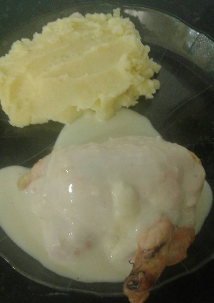 Una foto de Pechuga rellena con salsa blanca