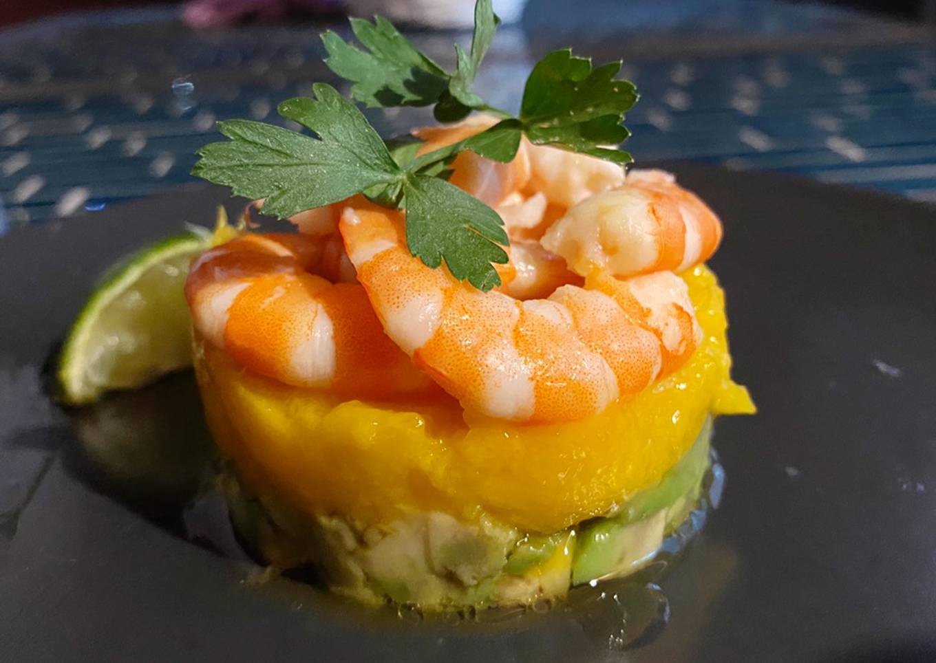 • Timbal de langostinos, mango y aguacate •