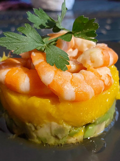 Una foto de • Timbal de langostinos, mango y aguacate •