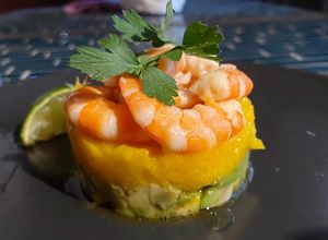 Una foto de • Timbal de langostinos, mango y aguacate •