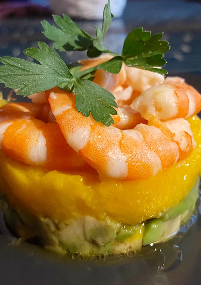 Una foto de • Timbal de langostinos, mango y aguacate •