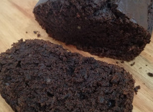 Una foto de Budín húmedo de cacao y banana