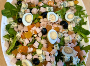 Фото Салат з копченою куркою та хурмою🥗.