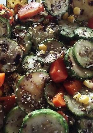 Una foto de Ensalada de vegetales y semillas