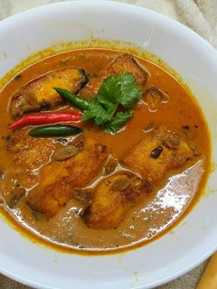 A picture of Doi Maach or Fish in Curd Gravy.
