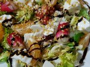 Una foto de aderezo para ensalada de rabanitos