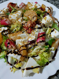 Una foto de Ensalada variada con feta y mandarina